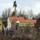 Ein Aktivist sitzt auf einem sogenannten Monopod in der Ortsschaft Lützerath. Lützerath soll zur Erweiterung des Braunkohletagebaus Garzweiler II abgebaggert werden.
