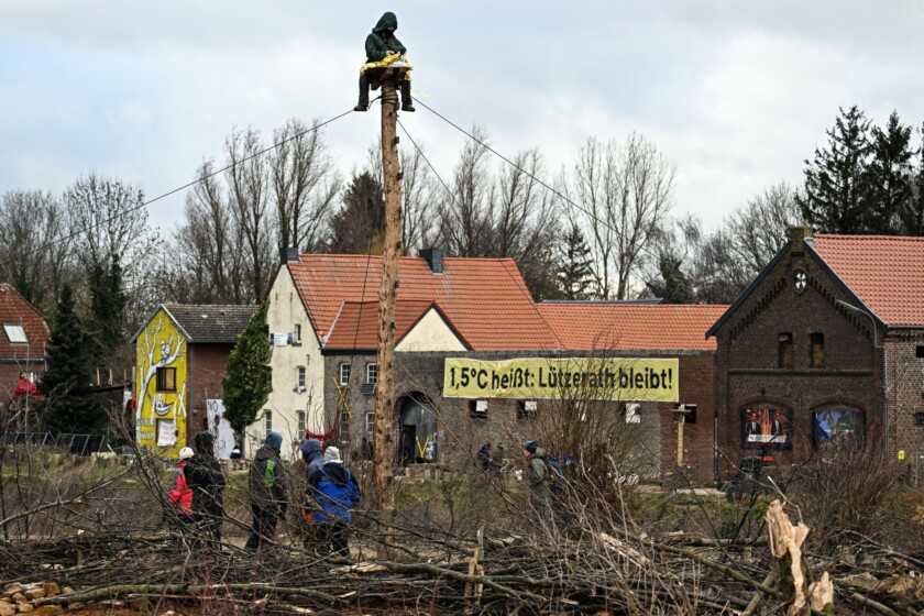 Ein Aktivist sitzt auf einem sogenannten Monopod in der Ortsschaft Lützerath. Lützerath soll zur Erweiterung des Braunkohletagebaus Garzweiler II abgebaggert werden.