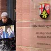 Die Syrerin Fadwa Mahmoud kommt aus dem Gebäude des Koblenzer Oberlandesgerichts und hält ein Bild ihres Partners und ihres Sohnes in den Händen, die beide seit 2012 in Gefängnissen des Assad-Regimes verschwunden sind. Im nach Angaben der Bundesanwaltschaft weltweit ersten Strafprozess um Staatsfolter in Syrien ist der Angeklagte Anwar R. vom Oberlandesgericht wegen Verbrechen gegen die Menschlichkeit zu lebenslanger Haft verurteilt worden. Auf der Anklagebank saß ein ehemaliger Vernehmungschef in einem syrischen Geheimdienst-Gefängnis.