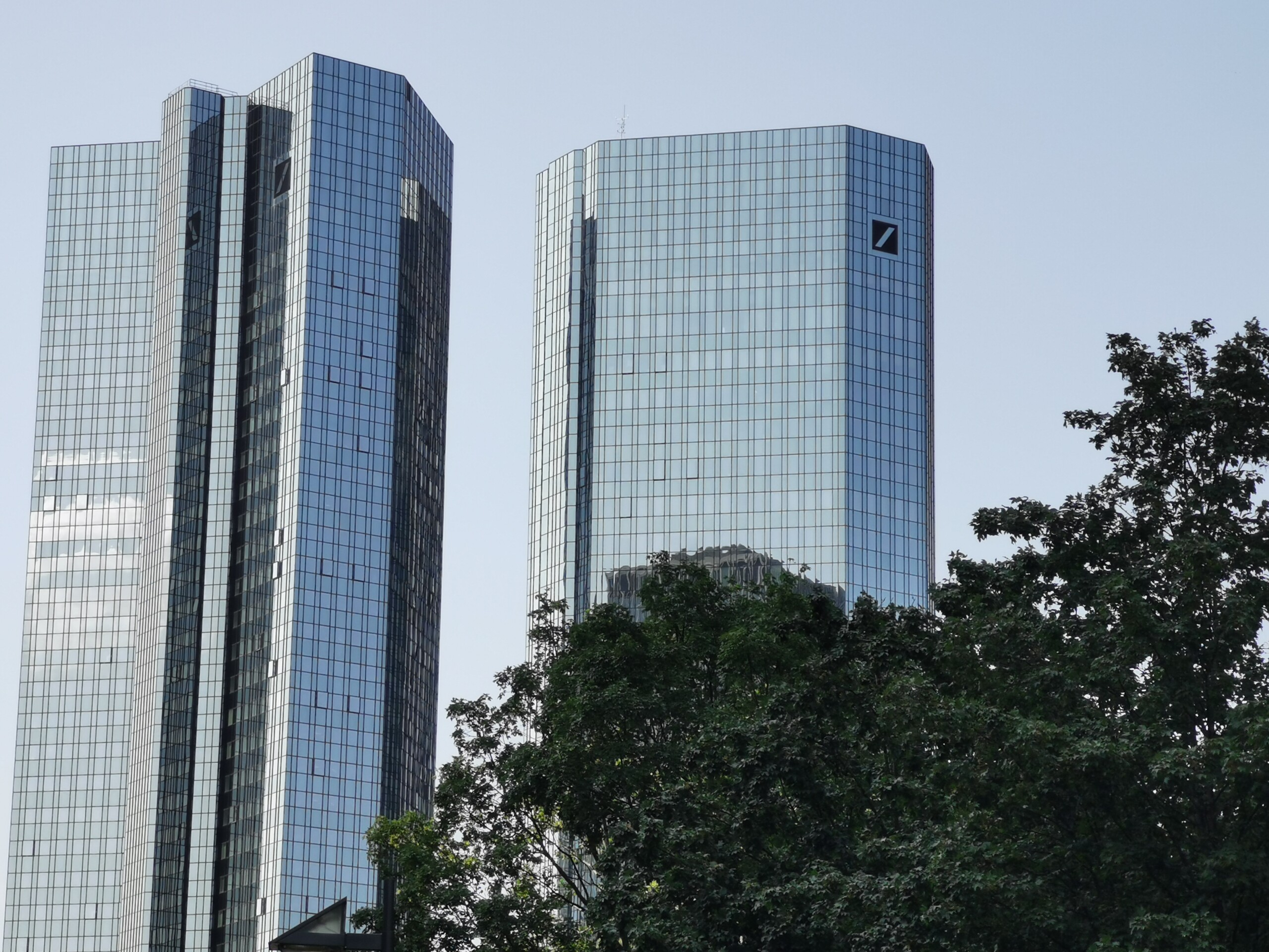 Nach Razzia bei der Deutschen Bank: Verteidigerriege formiert sich