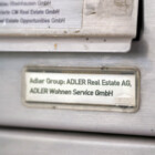 Adler Real Estate steht auf einem Briefkasten von einem Gebäude von Adler Real Estate. (zu dpa: «Razzia bei Adler Real Estate - Verdacht der Falschbilanzierung»)