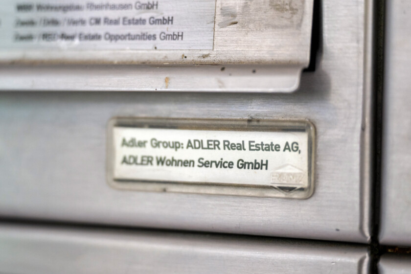 Adler Real Estate steht auf einem Briefkasten von einem Gebäude von Adler Real Estate. (zu dpa: «Razzia bei Adler Real Estate - Verdacht der Falschbilanzierung»)