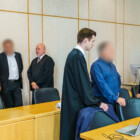 Die Angeklagten stehen vor Prozessbeginn mit ihren Anwälten im Gerichtssaal zusammen: Martin Würfel (l-r), Anwalt, ein angeklagter früherer Steueranwalt, Werner Leitner, Anwalt, Adrian Baldewein, Anwalt, ein weiterer Angeklagter, der früher Mitarbeiter bei der Maple-Bank war, und Astrid Lilie, Anwältin. Im Steuerskandal um Cum-Ex-Aktiendeals beginnt ein neuer Prozess am Landgericht Frankfurt. Dort müssen sich zwei ehemalige Beschäftigte der Maple Bank und ein früherer hochrangiger Steueranwalt der Großkanzlei Freshfields Bruckhaus Deringer wegen des Vorwurfs der schweren Steuerhinterziehung beziehungsweise der Beihilfe dazu verantworten.