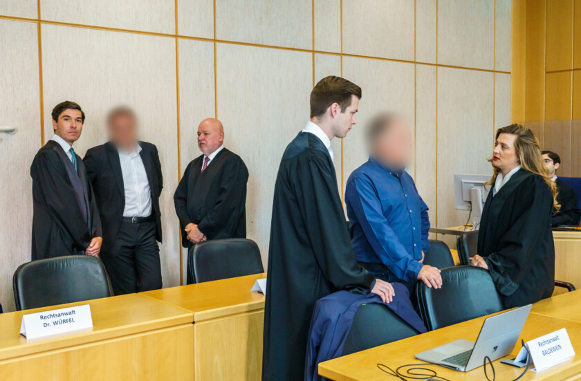 Die Angeklagten stehen vor Prozessbeginn mit ihren Anwälten im Gerichtssaal zusammen: Martin Würfel (l-r), Anwalt, ein angeklagter früherer Steueranwalt, Werner Leitner, Anwalt, Adrian Baldewein, Anwalt, ein weiterer Angeklagter, der früher Mitarbeiter bei der Maple-Bank war, und Astrid Lilie, Anwältin. Im Steuerskandal um Cum-Ex-Aktiendeals beginnt ein neuer Prozess am Landgericht Frankfurt. Dort müssen sich zwei ehemalige Beschäftigte der Maple Bank und ein früherer hochrangiger Steueranwalt der Großkanzlei Freshfields Bruckhaus Deringer wegen des Vorwurfs der schweren Steuerhinterziehung beziehungsweise der Beihilfe dazu verantworten.