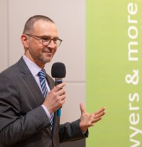 Bernhard Breunlich (lawyers & more) bei der Begrüßung