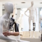 Ein Schulter- und Ellenbogengelenk ist im Showroom am Firmensitz vom Orthopädietechnikhersteller ottobock zu sehen. Die Ottobock SE & Co. KGaA ist ein internationales Unternehmen mit Sitz in Duderstadt, das im Bereich der Orthopädietechnik tätig ist.