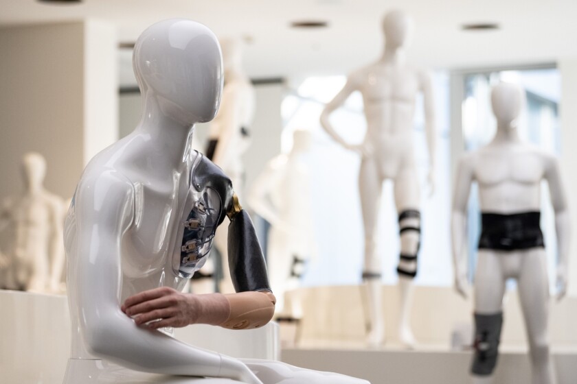 Ein Schulter- und Ellenbogengelenk ist im Showroom am Firmensitz vom Orthopädietechnikhersteller ottobock zu sehen. Die Ottobock SE & Co. KGaA ist ein internationales Unternehmen mit Sitz in Duderstadt, das im Bereich der Orthopädietechnik tätig ist.