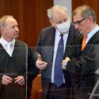 Hanno Berger (M), Angeklagter, spricht im Gerichtssaal mit seinen Anwälten Carsten Rubarth (r) und Martin Kretschmer (l). Im milliardenschweren «Cum-Ex»-Steuerskandal hat vor dem Bonner Landgericht ein Strafprozess gegen den bekanntesten Akteur der Aktiendeals begonnen, den Anwalt Hanno Berger. Er gilt als Schlüsselfigur bei den verschachtelten «Cum-Ex»-Geschäften, die den deutschen Staat schätzungsweise 30 Milliarden Euro gekostet haben.