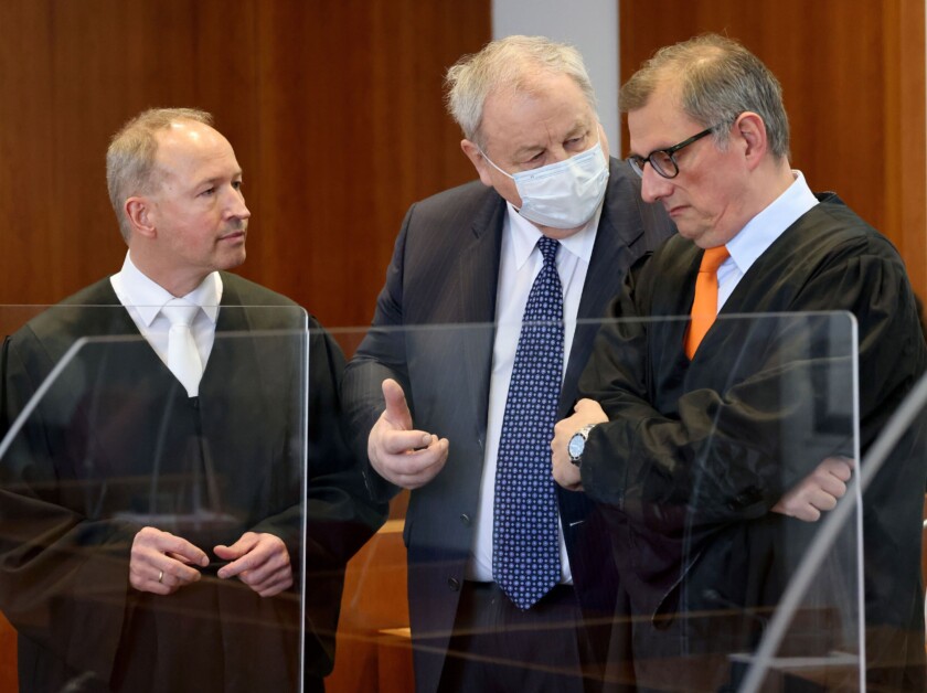 Hanno Berger (M), Angeklagter, spricht im Gerichtssaal mit seinen Anwälten Carsten Rubarth (r) und Martin Kretschmer (l). Im milliardenschweren «Cum-Ex»-Steuerskandal hat vor dem Bonner Landgericht ein Strafprozess gegen den bekanntesten Akteur der Aktiendeals begonnen, den Anwalt Hanno Berger. Er gilt als Schlüsselfigur bei den verschachtelten «Cum-Ex»-Geschäften, die den deutschen Staat schätzungsweise 30 Milliarden Euro gekostet haben.