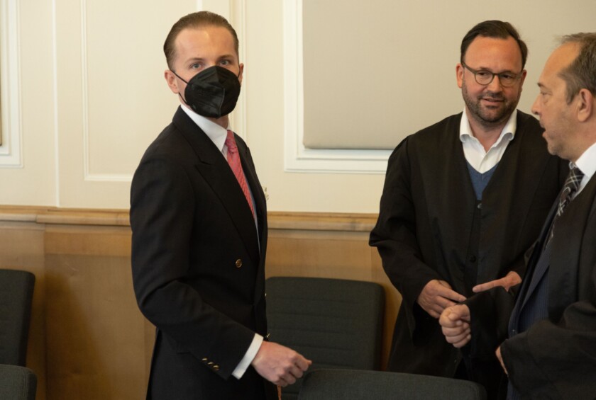 Hendrik Holt (l) steht im Sitzungssaal vom Landgericht neben seinen Verteidigern Maximilian Pancic (2.v.r) und Marco Lund (r). Prozess um Windkraftbetrugsvorwürfe