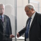 Der Steueranwalt Hanno Berger (r) spricht beim Prozessauftakt in der Leichtbauhalle im Stadtteil Biebrich, die als Prozessgebäude des Landgerichts Wiesbaden dient, mit seinem Verteidiger Sebastian Kaiser. Im milliardenschweren Steuerskandal um Cum-Ex-Aktiengeschäfte hat am 02.06.2022 ein zweiter Prozess gegen die Schlüsselfigur Hanno Berger begonnen.