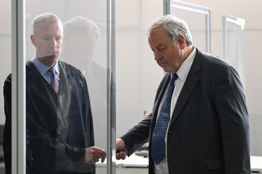 Der Steueranwalt Hanno Berger (r) spricht beim Prozessauftakt in der Leichtbauhalle im Stadtteil Biebrich, die als Prozessgebäude des Landgerichts Wiesbaden dient, mit seinem Verteidiger Sebastian Kaiser. Im milliardenschweren Steuerskandal um Cum-Ex-Aktiengeschäfte hat am 02.06.2022 ein zweiter Prozess gegen die Schlüsselfigur Hanno Berger begonnen.