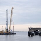 Am zukünftigen Anleger für das FSRUs (floating Storage and Regasification Units) für den Flüssiggasimport für Deutschland findet der erste Rammschlag statt.