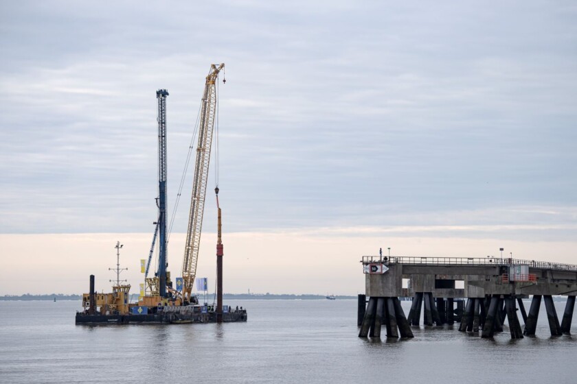 Am zukünftigen Anleger für das FSRUs (floating Storage and Regasification Units) für den Flüssiggasimport für Deutschland findet der erste Rammschlag statt.
