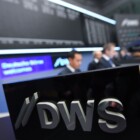 23.03.2018, Hessen, Frankfurt am Main: Händler der Investmentbank Baader arbeiten während des Börsengangs der DWS Group an ihren Computern. Die Vermögensverwaltungstochter der Deutschen Bank hat einen guten Start an der Börse hingelegt. Der erste Kurs der DWS-Aktie lag bei 32,55 Euro. (zu dpa "Deutsche-Bank-Tochter DWS mit Auftaktgewinn zum Börsenstart" vom 23.03.2018) Foto: Arne Dedert/dpa