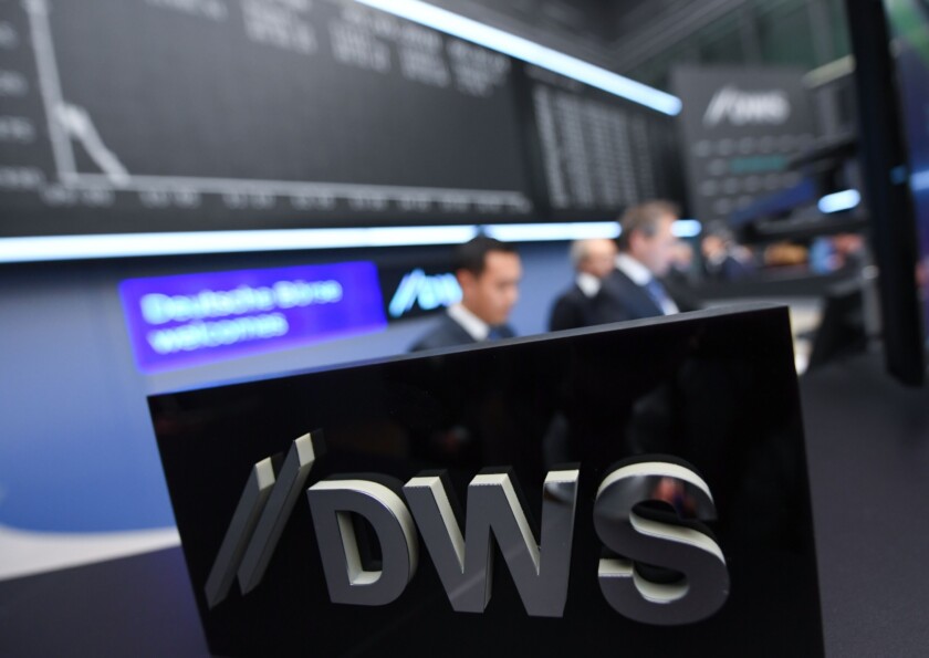 23.03.2018, Hessen, Frankfurt am Main: Händler der Investmentbank Baader arbeiten während des Börsengangs der DWS Group an ihren Computern. Die Vermögensverwaltungstochter der Deutschen Bank hat einen guten Start an der Börse hingelegt. Der erste Kurs der DWS-Aktie lag bei 32,55 Euro. (zu dpa "Deutsche-Bank-Tochter DWS mit Auftaktgewinn zum Börsenstart" vom 23.03.2018) Foto: Arne Dedert/dpa