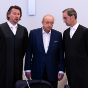 Alfons Schuhbeck (Mitte) mit seinen Anwälten Sascha König (links) und Markus Gotzens (rechts) im Gerichtssaal im Landgericht München I. Die Staatsanwaltschaft hat Schuhbeck wegen des Verdachts der Steuerhinterziehung angeklagt.