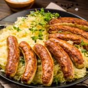 Nürnberger Bratwurst auf Sauerkraut mit Senf