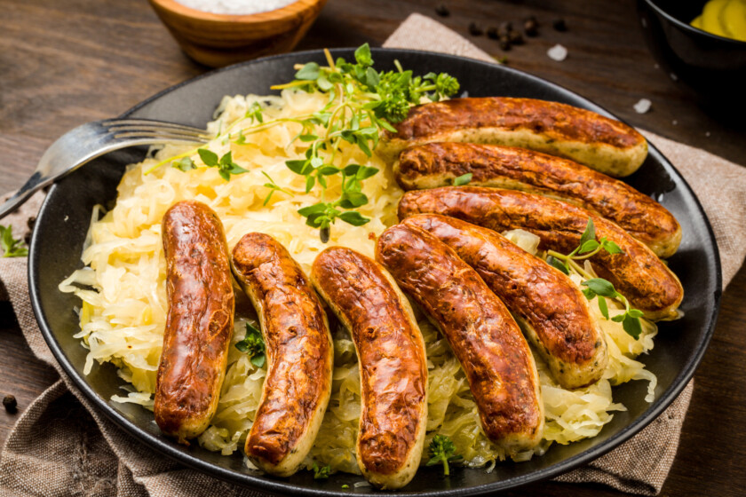 Nürnberger Bratwurst auf Sauerkraut mit Senf