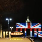 Terror-Attentat in London (GroÃübritannien) - Illumination des Brandenburger Tores am Pariser Platz in Berlin in den Farben des Union Jack - Berlin nimmt Anteil an dem Attentat vom 22.03.2017 in London (im Bildvordergrund: Taxi-Stand vor dem Hotel Adlon)
