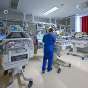 Eine Krankenschwester betreut auf Neo-Intensiv und Frühgeborenenstation am Carl-Thiem-Klinikum Cottbus ein Frühgeborenes. Bundeskanzler Scholz (SPD) besucht am Mittwochabend (19 Uhr) einen Festakt zum 110-jährigen Bestehen des Carl-Thiem-Klinikums in Cottbus. Bei dem Fest im Cottbuser Staatstheater soll auch die Gründung der neuen medizinischen Uni vor Ort gefeiert werden.