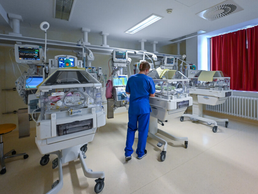 Eine Krankenschwester betreut auf Neo-Intensiv und Frühgeborenenstation am Carl-Thiem-Klinikum Cottbus ein Frühgeborenes. Bundeskanzler Scholz (SPD) besucht am Mittwochabend (19 Uhr) einen Festakt zum 110-jährigen Bestehen des Carl-Thiem-Klinikums in Cottbus. Bei dem Fest im Cottbuser Staatstheater soll auch die Gründung der neuen medizinischen Uni vor Ort gefeiert werden.