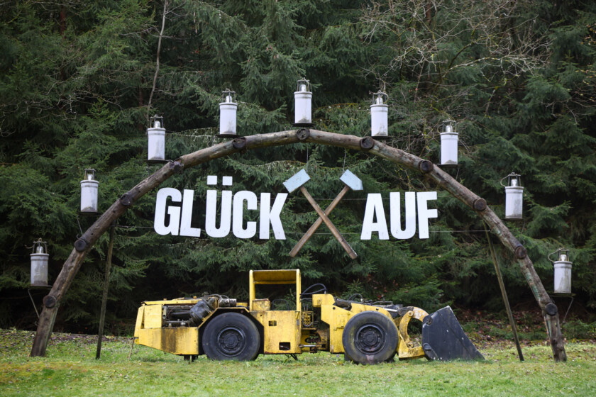 Ein historischer Fahrlader steht unter eine überdimensionaler Schwibbogen mit dem Schriftzug „Glück auf“ im Besucherbergwerk Pöhla. Die Saxony Minerals & Exploration AG plant hier ein neues Bergwerk, um u. a. Zinn, Wolfram, Flussspat und Indium abzubauen. Das sächsische Oberbergamt genehmigte jetzt die Bergwerkspläne.