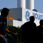 Beschäftigte verlassen nach einer Betriebsversammlung das Volkswagen Werk in Zwickau. Europas größter Autobauer hatte angekündigt, angesichts der sich zuspitzenden Lage den eingeschlagenen Sparkurs bei der Kernmarke VW noch einmal zu verschärfen. Auch Werkschließungen in Deutschland und betriebsbedingte Kündigungen werden nicht länger ausgeschlossen.
