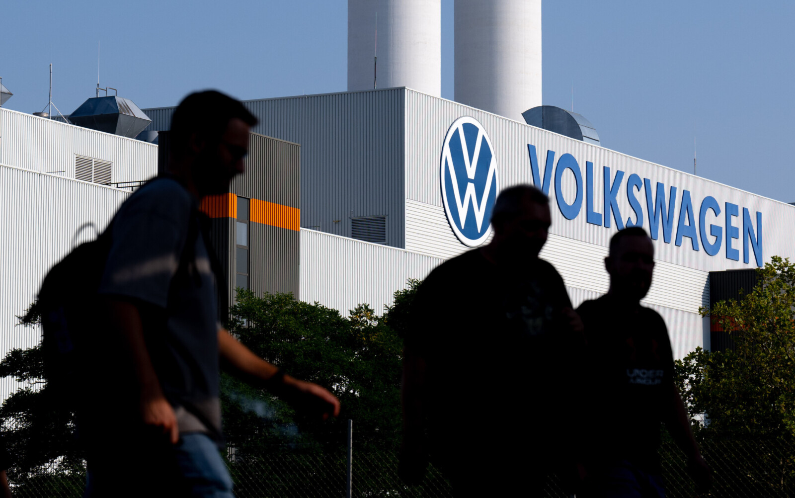 Beschäftigte verlassen nach einer Betriebsversammlung das Volkswagen Werk in Zwickau. Europas größter Autobauer hatte angekündigt, angesichts der sich zuspitzenden Lage den eingeschlagenen Sparkurs bei der Kernmarke VW noch einmal zu verschärfen. Auch Werkschließungen in Deutschland und betriebsbedingte Kündigungen werden nicht länger ausgeschlossen.