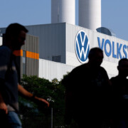Beschäftigte verlassen nach einer Betriebsversammlung das Volkswagen Werk in Zwickau. Europas größter Autobauer hatte angekündigt, angesichts der sich zuspitzenden Lage den eingeschlagenen Sparkurs bei der Kernmarke VW noch einmal zu verschärfen. Auch Werkschließungen in Deutschland und betriebsbedingte Kündigungen werden nicht länger ausgeschlossen.