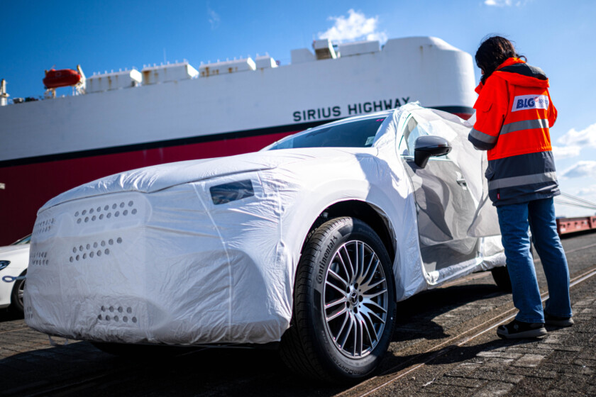 Autos werden im Hafen am BLG Autoterminal Bremerhaven auf Schiffe verladen. Die Einführung neuer Zölle durch US-Präsident Trump verteuert die Autos europäischer Hersteller in den USA. Experten warnen vor erheblichen Auswirkungen, vor allem für die deutschen Hersteller.