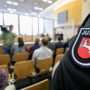 Ein Justizbeamter steht im Gerichtssaal im Landgericht Braunschweig. Im Strafprozess zur Dieselaffäre sind vier frühere Führungskräfte von Volkswagen wegen Betrugs schuldig gesprochen worden. Die Wirtschaftsstrafkammer des Landgerichts Braunschweig verurteile zwei Angeklagte zu mehrjährigen Haftstrafen, zwei Ex-Mitarbeiter erhielten Bewährungsstrafen.