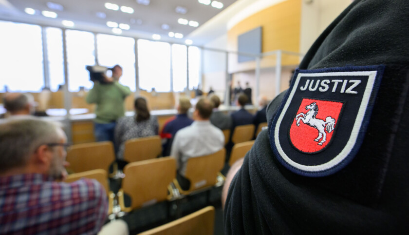 Ein Justizbeamter steht im Gerichtssaal im Landgericht Braunschweig. Im Strafprozess zur Dieselaffäre sind vier frühere Führungskräfte von Volkswagen wegen Betrugs schuldig gesprochen worden. Die Wirtschaftsstrafkammer des Landgerichts Braunschweig verurteile zwei Angeklagte zu mehrjährigen Haftstrafen, zwei Ex-Mitarbeiter erhielten Bewährungsstrafen.
