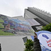 Klimaschützer demonstrieren vor der Verhandlung der Klimaklage des peruanischen Bergbauern Lliuya gegen das Energieunternehmen RWE im Oberlandesgericht Hamm. Nach zwei mündlichen Verhandlungsterminen will das OLG Hamm eine Entscheidung verkünden. Dabei geht es um die Frage, welche Gefahren für das Haus des Klägers in Südamerika durch eine Flutwelle oder Schlammlawine ausgehen. Der Kläger wirft dem deutschen Unternehmen vor, durch die produzierten CO2-Emissionen zum Teil mitverantwortlich für den Klimawandel zu sein.
