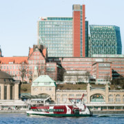 Blick über die Elbe auf den Stadtteil St.Pauli mit dem Atlantic-Haus, sowie den Gebäuden des Deutschen Wetterdienstes und des Bundesamts für Seeschifffahrt und Hydrographien sowie den Landungsbrücken an der Elbe im Vordergrund.