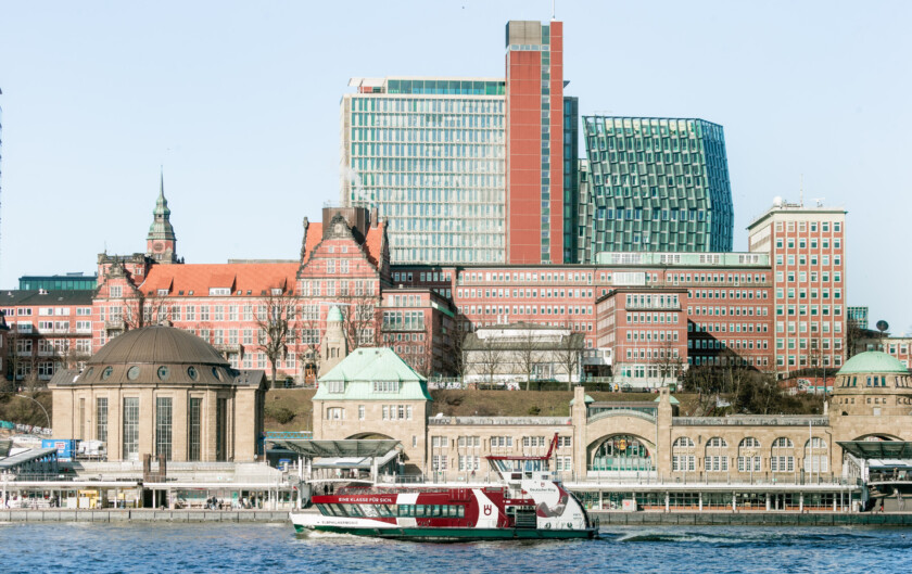 Blick über die Elbe auf den Stadtteil St.Pauli mit dem Atlantic-Haus, sowie den Gebäuden des Deutschen Wetterdienstes und des Bundesamts für Seeschifffahrt und Hydrographien sowie den Landungsbrücken an der Elbe im Vordergrund.