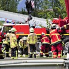 Zahlreiche Einsatz- und Rettungskräfte sind nach einem schweren Zugunglück im Einsatz. Mindestens drei Menschen sind dabei nach Angaben der Behörden getötet worden, zahlreiche wurden verletzt.