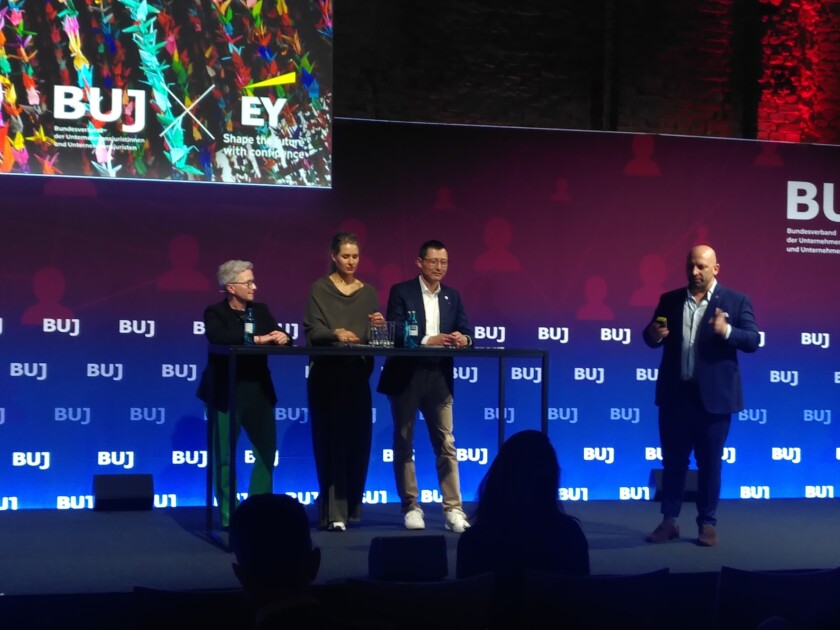 Präsentation der gemeinsamen Studie von BUJ und EY Law auf dem Unternehmensjuristenkongress 2025 in Berlin, v.l: Jutta Löwe (Continental Reifen), Dr. Vera Rödel (Merck), Dr. Peter Schichl (Deutsche Telekom), Tamay Schimang (EY Law)