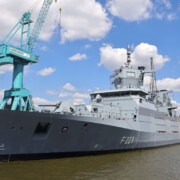 Die Fregatte „Nordrhein-Westfalen“ (F223) der Deutschen Marine liegt an einer Kaimauer der Norderwerft im Hamburger Hafen. Die Norderwerft gehört zur Naval Vessels Lürssen (NVL) Group.