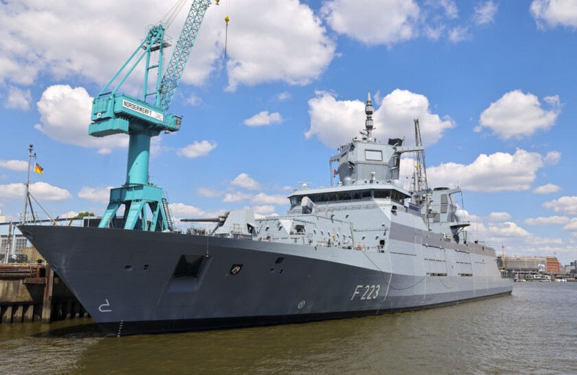Die Fregatte „Nordrhein-Westfalen“ (F223) der Deutschen Marine liegt an einer Kaimauer der Norderwerft im Hamburger Hafen. Die Norderwerft gehört zur Naval Vessels Lürssen (NVL) Group.