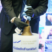 Ein Mitarbeiter desinfiziert beim Börsengang des Berliner Online-Optikers Mister Spex in der Frankfurter Börse die Glocke. Mit dem Erlös will das Unternehmen weiter wachsen und international expandieren.