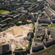 Blick über die Häuser „Neue Mitte Altona“, das leere Baufeld Holstenareal, in Richtung Bahnhof Altona und Elbe (Luftaufnahme).