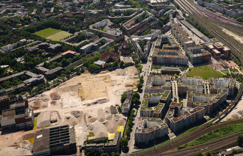 Blick über die Häuser „Neue Mitte Altona“, das leere Baufeld Holstenareal, in Richtung Bahnhof Altona und Elbe (Luftaufnahme).