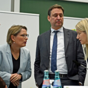 Constanze Geiert (CDU, l-r), Justizministerin von Sachsen, Stefanie Hubig (SPD), Bundesministerin der Justiz und für Verbraucherschutz, Georg Eisenreich (CSU), Bayerischer Staatsminister der Justiz und Kathrin Wahlmann (SPD), Justizministerin von Niedersachsen, sprechen bei der Pressekonferenz zur Herbsttagung der Justizministerinnen und Justizminister in Leipzig. Unter anderem wollen sie hier darüber beraten, ob heimliche voyeuristische Aufnahmen strafbar werden sollen. Einen entsprechenden Antrag brachten Nordrhein-Westfalen und Hamburg ein.