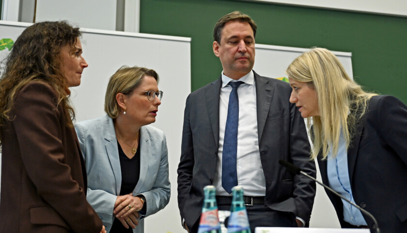 Constanze Geiert (CDU, l-r), Justizministerin von Sachsen, Stefanie Hubig (SPD), Bundesministerin der Justiz und für Verbraucherschutz, Georg Eisenreich (CSU), Bayerischer Staatsminister der Justiz und Kathrin Wahlmann (SPD), Justizministerin von Niedersachsen, sprechen bei der Pressekonferenz zur Herbsttagung der Justizministerinnen und Justizminister in Leipzig. Unter anderem wollen sie hier darüber beraten, ob heimliche voyeuristische Aufnahmen strafbar werden sollen. Einen entsprechenden Antrag brachten Nordrhein-Westfalen und Hamburg ein.