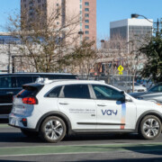 Ein Fahrzeug des Berliner Start-ups Vay fährt auf einer Straße in Las Vegas. Die Firma will Mietwagen ferngesteuert zu den Kunden bringen - und wieder abholen, wenn die Nutzer sie nicht mehr brauchen. (zu dpa: „Berliner Start-up fährt Mietwagen ferngesteuert in Las Vegas“)