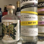 Eine Flasche «Wonderleaf» (l-r), alkoholfreier "Gin" der deutschen Marke Siegfried Rheinland Dry Gin, eine Flasche «Juniper Type» (Typ Wacholder) mit der Aufschrift «This is not Gin» (Dies ist kein Gin), sowie eine Flasche «Italian Aperitif Type» mit der Aufschrift "This is not Vermouth/kein Wermut" stehen auf einem Regal. Alkoholverzicht scheint im Trend zu liegen. (zu dpa-Korr «Dies ist kein Gin»: Alkoholverzicht ohne Geschmacksverlust?")