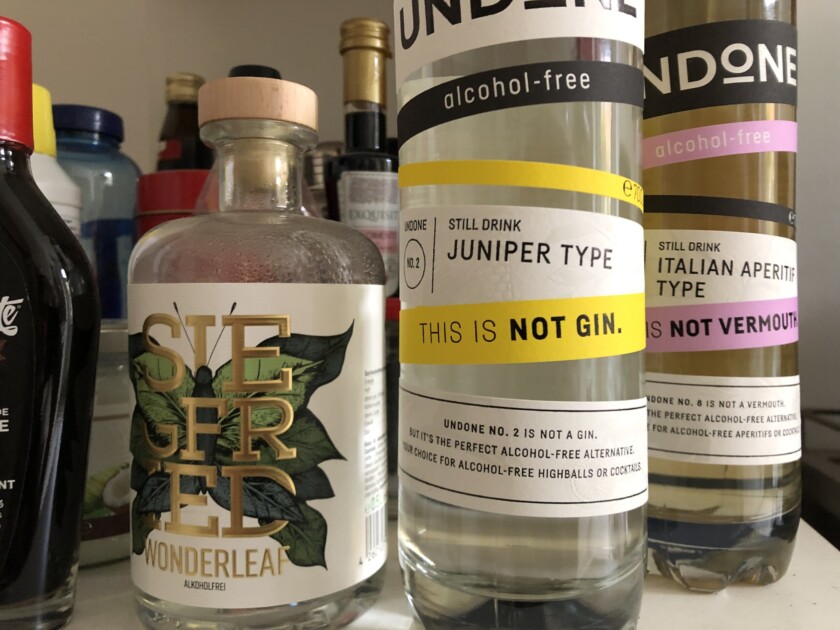 Eine Flasche «Wonderleaf» (l-r), alkoholfreier "Gin" der deutschen Marke Siegfried Rheinland Dry Gin, eine Flasche «Juniper Type» (Typ Wacholder) mit der Aufschrift «This is not Gin» (Dies ist kein Gin), sowie eine Flasche «Italian Aperitif Type» mit der Aufschrift "This is not Vermouth/kein Wermut" stehen auf einem Regal. Alkoholverzicht scheint im Trend zu liegen. (zu dpa-Korr «Dies ist kein Gin»: Alkoholverzicht ohne Geschmacksverlust?")